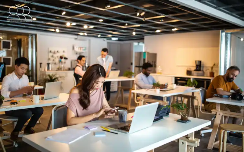 Môi trường làm việc hiện đại, mang tính quốc tế do tính chất ngành hàng không