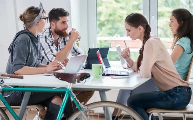 Người làm Marketing cần trang bị cho mình kiến thức và kỹ năng sử dụng các công cụ AI trong marketing.