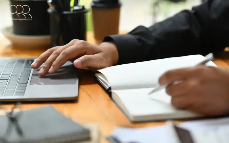 Copywriter chuyên viết câu slogan, tagline, tiêu đề, nội dung quảng cáo ngắn trên các kênh marketing (ví dụ: bài quảng cáo Facebook/Google, kịch bản TVC, tờ rơi...)